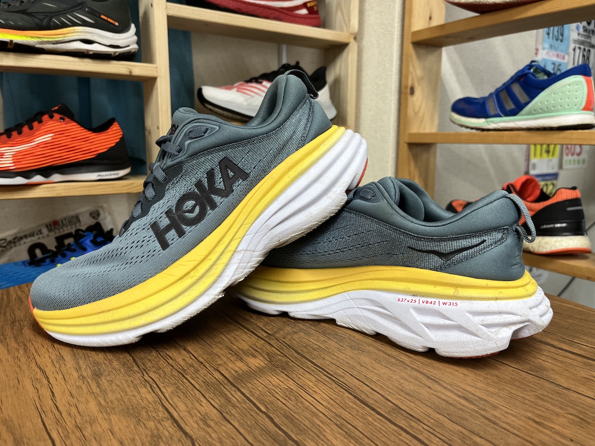 【極美品】HOKA厚底モデルBONDI8　25㎝　雲の上を歩いている様な履き心地 ホカ】「BONDI 8」の履き心地は？厚底シューズのアップデートを