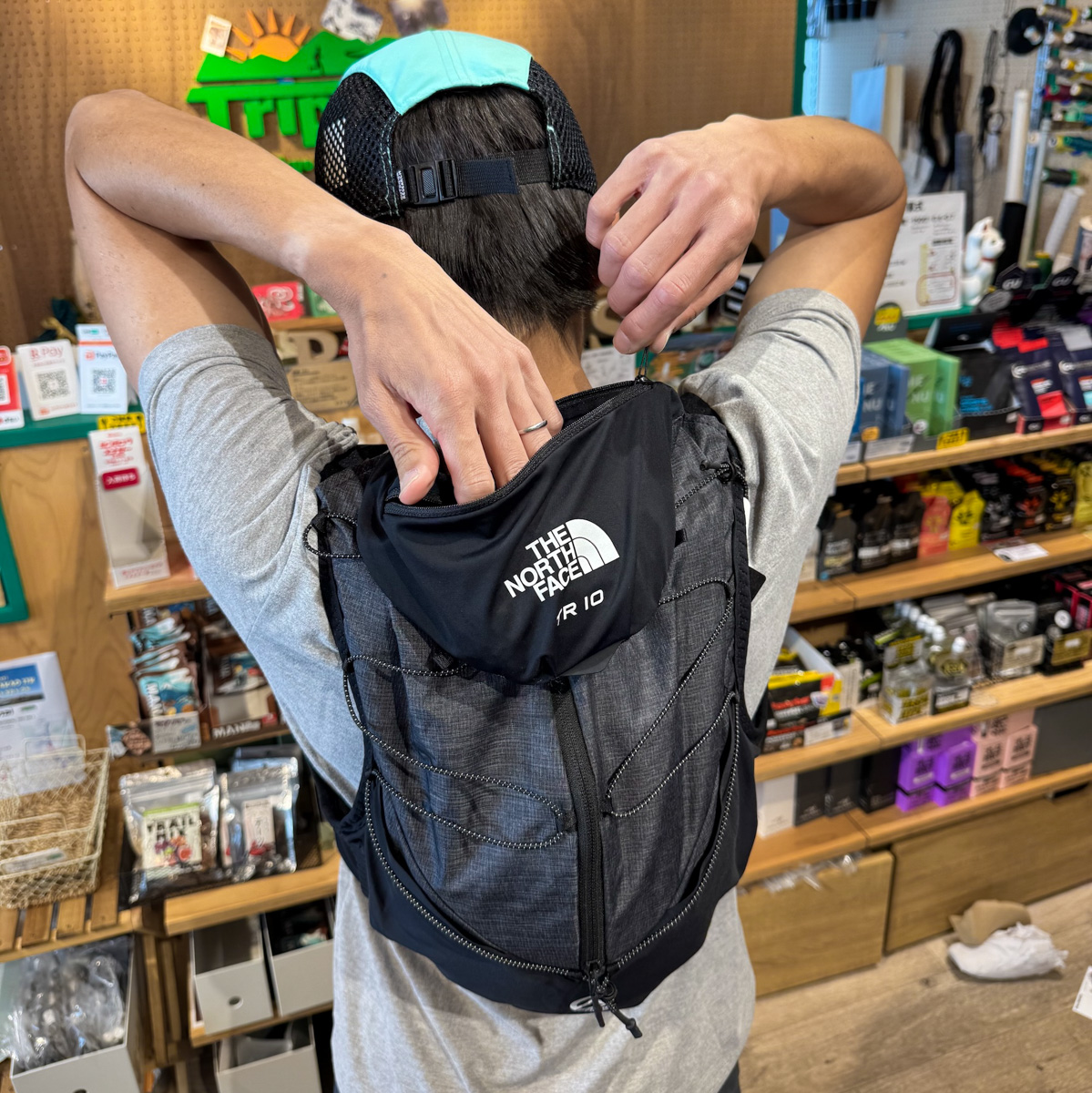 「注目のトレランザック2選！　THE NORTH FACE『TR10』、ULTIMATE DIRECTION『ULTRA VEST』を徹底比較！」の画像