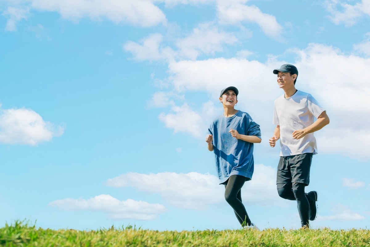 「ナイキ、HOKA、ニューバランス……普段履きにもおすすめのオールホワイトシューズ5選」の画像