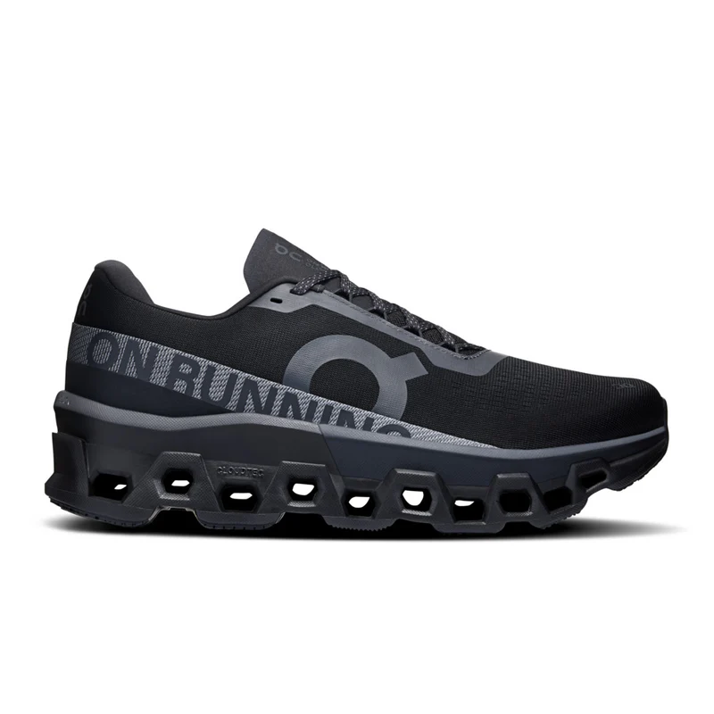 「On、HOKA、アシックス……ビジネスにもランニングにも使える!オールブラックシューズ5選」の画像