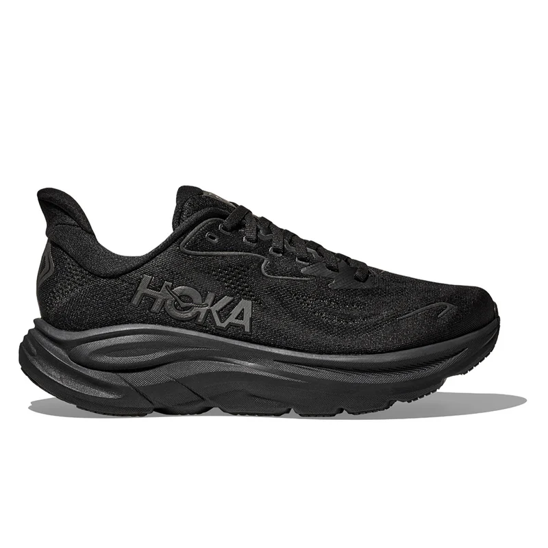 「On、HOKA、アシックス……ビジネスにもランニングにも使える!オールブラックシューズ5選」の画像