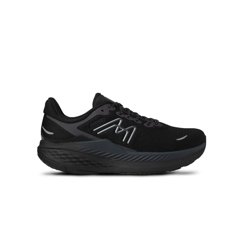 「On、HOKA、アシックス……ビジネスにもランニングにも使える!オールブラックシューズ5選」の画像