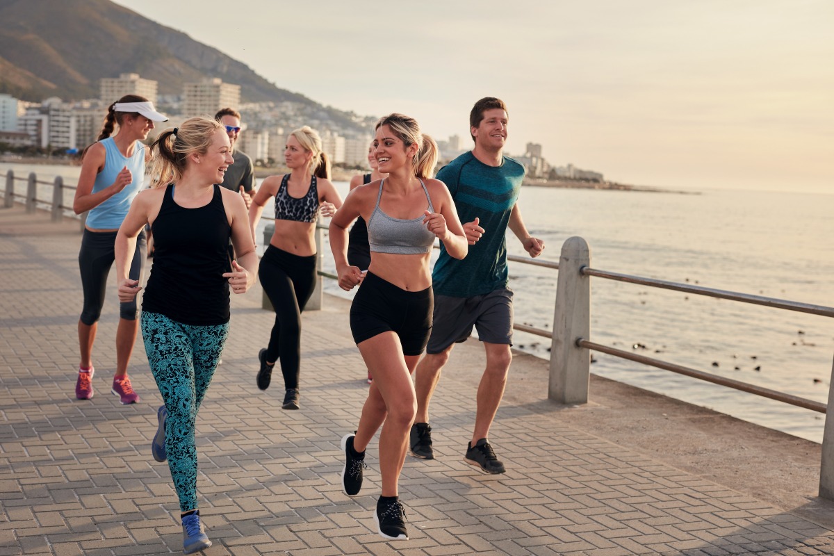 「On、HOKA、アシックス……ビジネスにもランニングにも使える！オールブラックシューズ5選」の画像