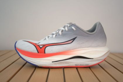 「ミズノ新作次世代レーシングシューズ3モデルのPROTOTYPEの詳細が判明。約137gの軽量レーシングシューズに注目集まる」の画像
