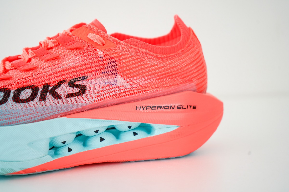 「ブルックス『Hyperion Elite 5』登場！サイズごとに調整された「夢のカーボンプレート」搭載シューズの性能に迫る」の画像