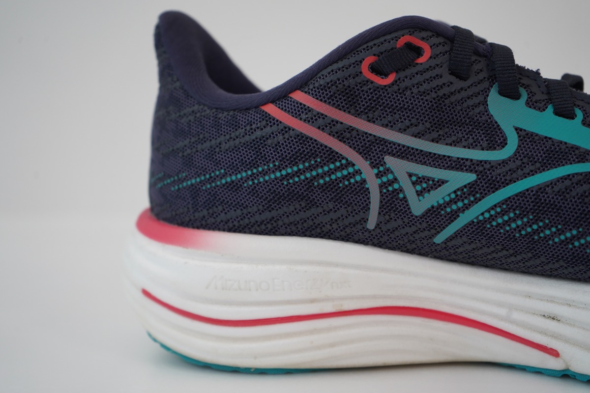 「ミズノ『ウエーブライダー 29』徹底レビュー！初心者からサブ4を狙うランナーまで、幅広いシーンで活躍する最新シューズ」の画像