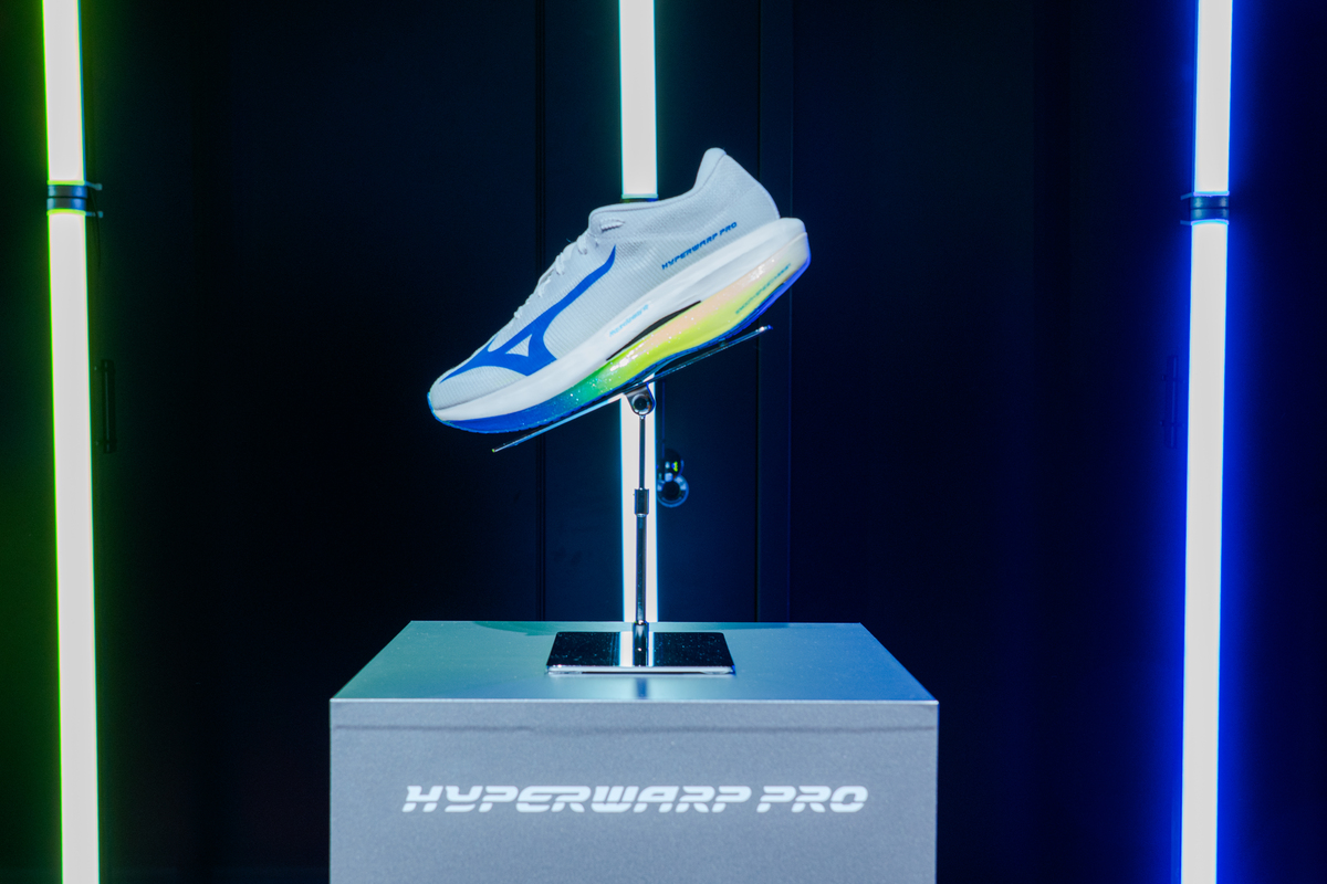 「ミズノ最新作『HYPERWARP（ハイパーワープ）』シリーズ発表！「レースシューズシーンを変えたい」という思いから生まれた新シューズとは」の画像
