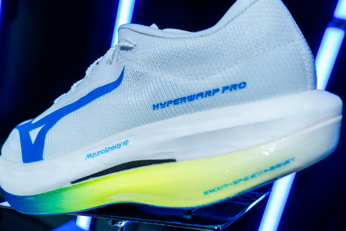「ミズノ最新作『HYPERWARP（ハイパーワープ）』シリーズ発表！「レースシューズシーンを変えたい」という思いから生まれた新シューズとは」の画像