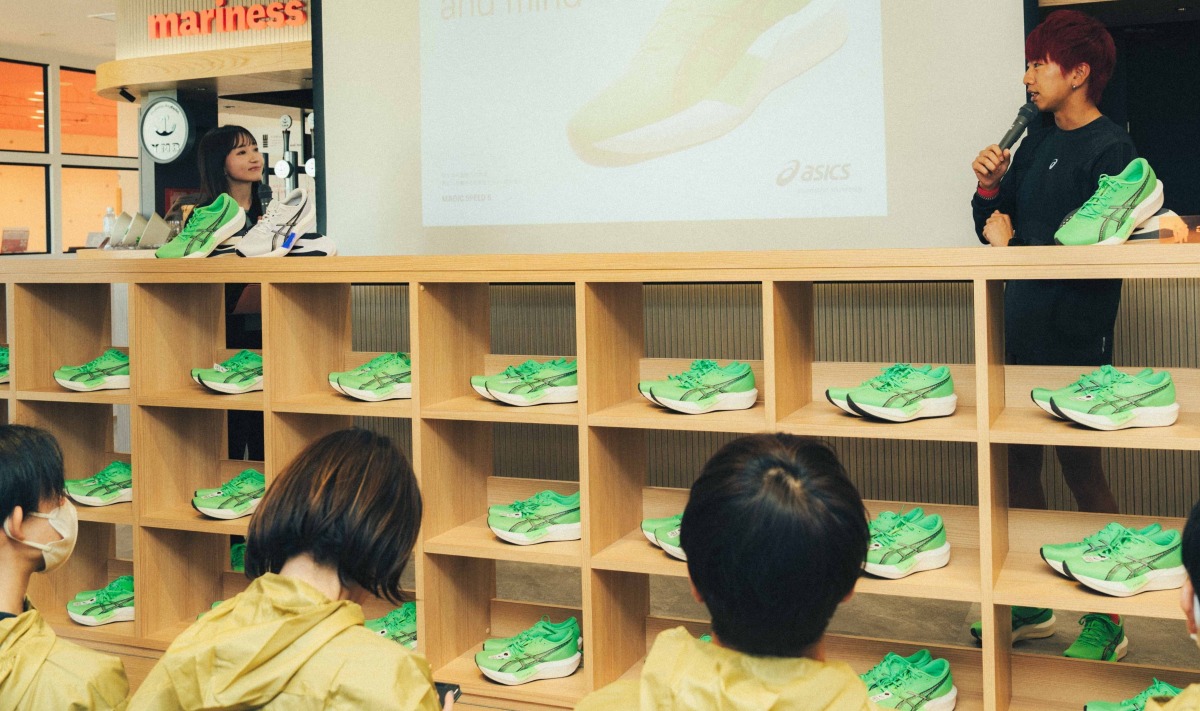 「アシックス新作シューズ『MAGIC SPEED 5(マジックスピード 5)』の魅力を体感。初めてカーボンプレート搭載シューズを履くランナーでも扱いやすいオススメな1足」の画像