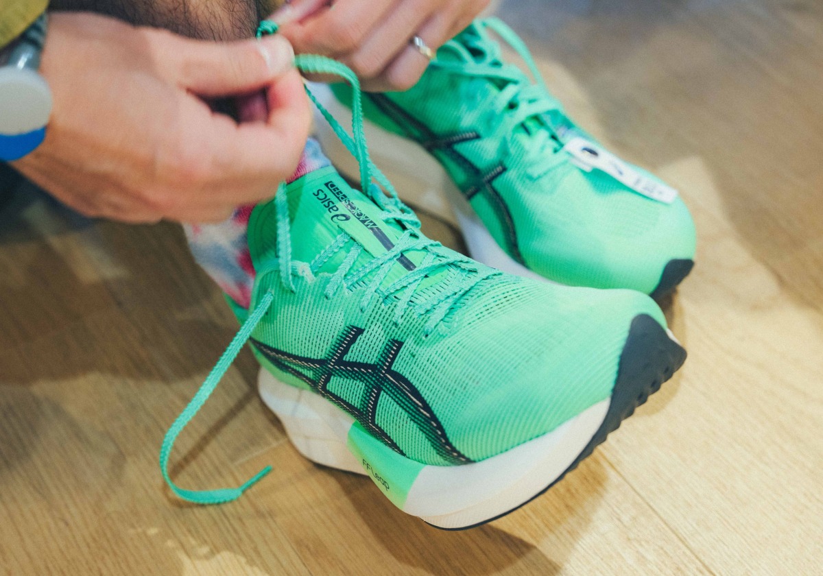 「アシックス新作シューズ『MAGIC SPEED 5(マジックスピード 5)』の魅力を体感。初めてカーボンプレート搭載シューズを履くランナーでも扱いやすいオススメな1足」の画像