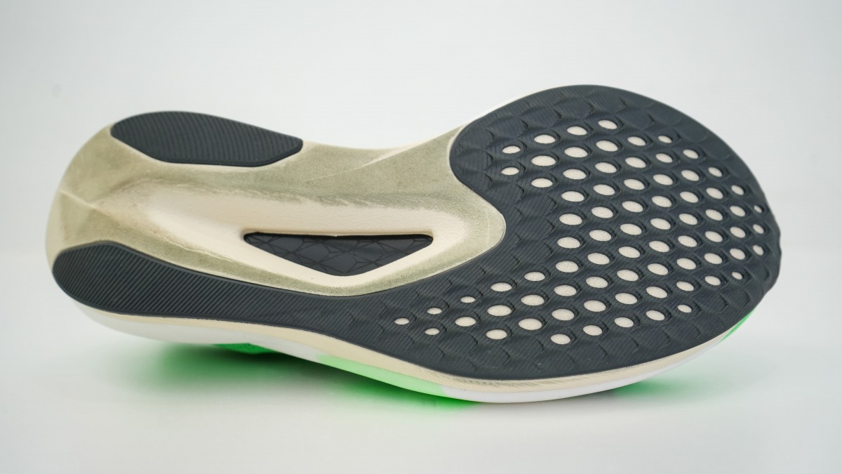 「アシックス『MAGIC SPEED 5(マジックスピード 5)』徹底レビュー!軽量性・反発力・接地感を兼ね備えたカーボンプレート搭載シューズ」の画像