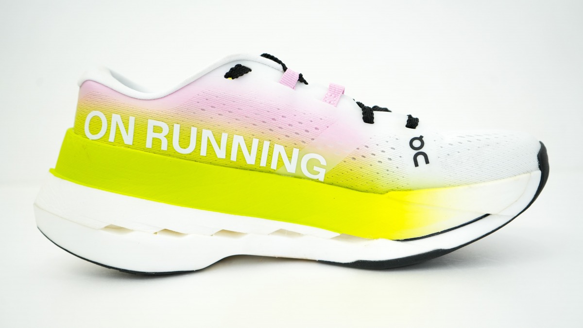 「On（オン）『Cloudboom Max』徹底レビュー！最大級のクッションと高反発クッションで​​​​​​​​​、幅広いランナーを支えるスーパーシューズ」の画像