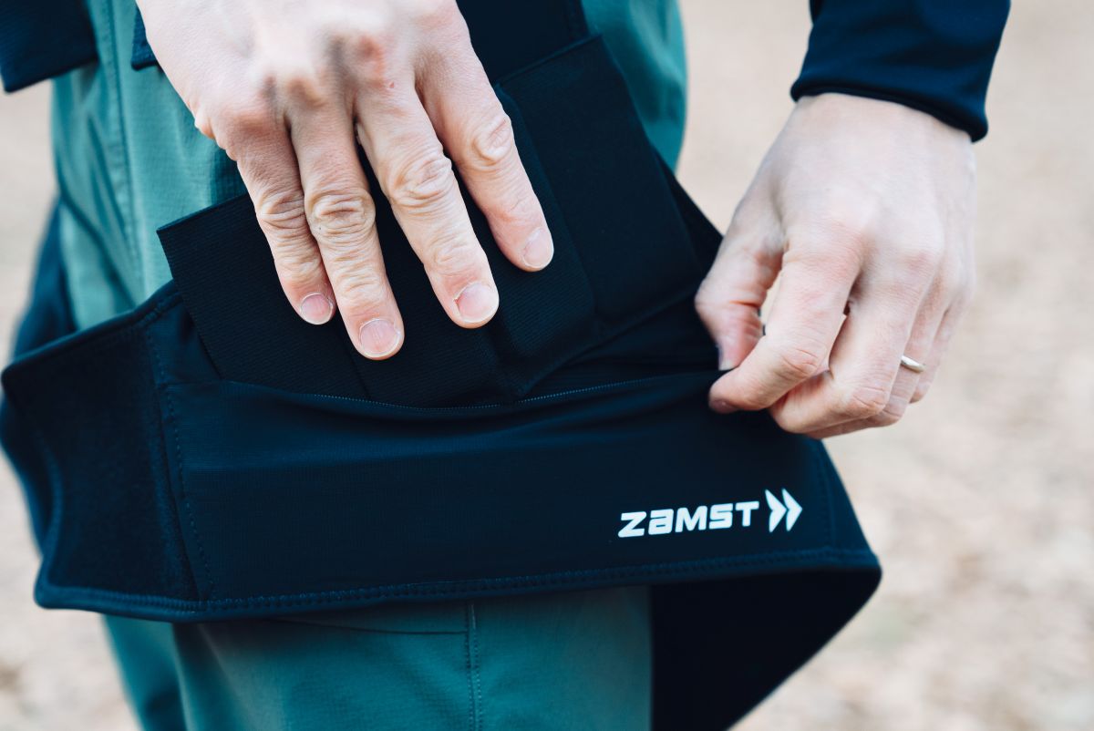 「装着するだけでランニングフォームを改善できるトレーニングギアとは？ザムスト『MOTIONAID THIGH LOAD』徹底解説」の画像