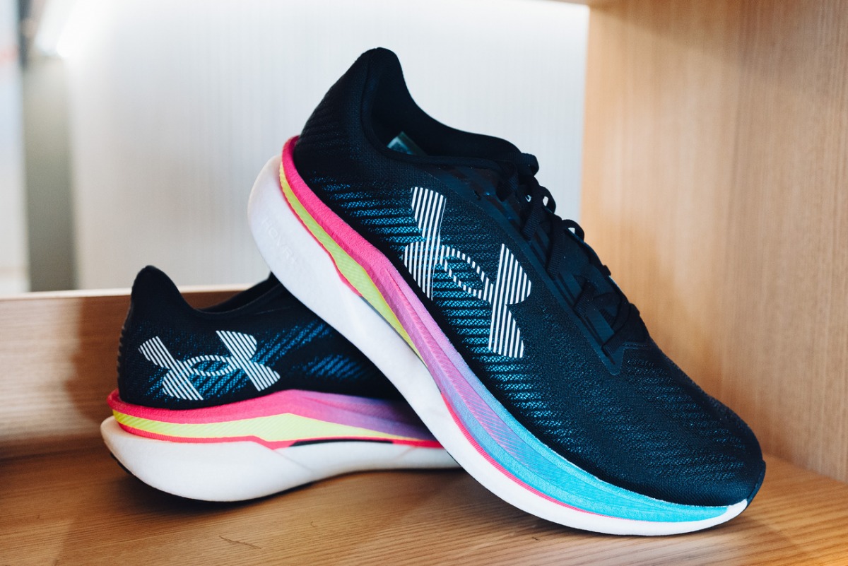 「アンダーアーマー最新作『VELOCITI ELITE 3』発表！プレート搭載モデル『VELOCITI PRO 2』、汎用性に優れた『VELOCITI SPD』にも注目」の画像