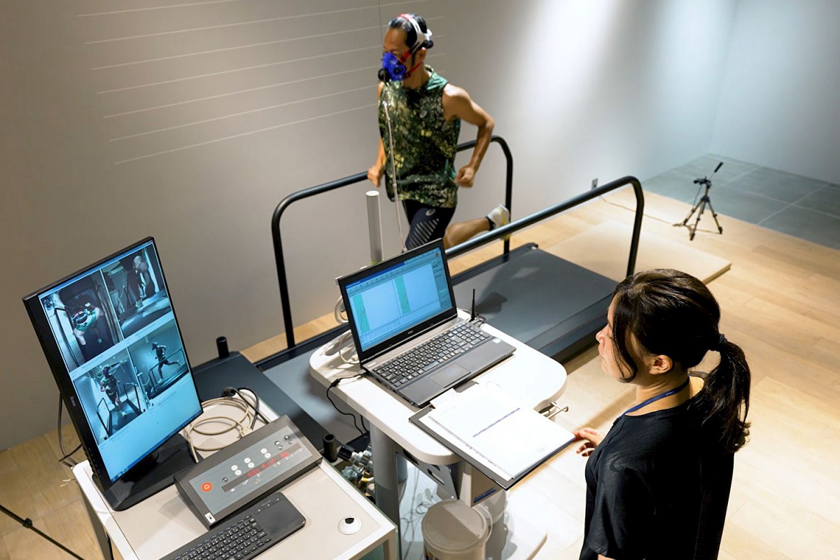 「店内に試し履きトラックも新設!『ASICS GRAND FRONT OSAKA』が12月27日リニューアルオープン」の画像