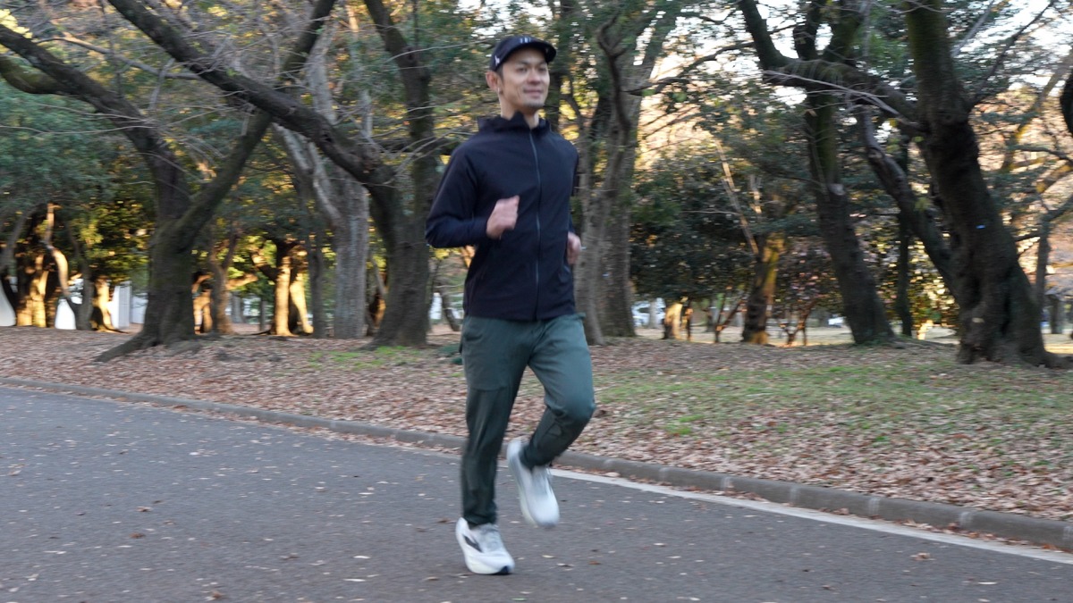 「装着するだけでランニングフォームを改善できるトレーニングギアとは？ザムスト『MOTIONAID THIGH LOAD』徹底解説」の画像