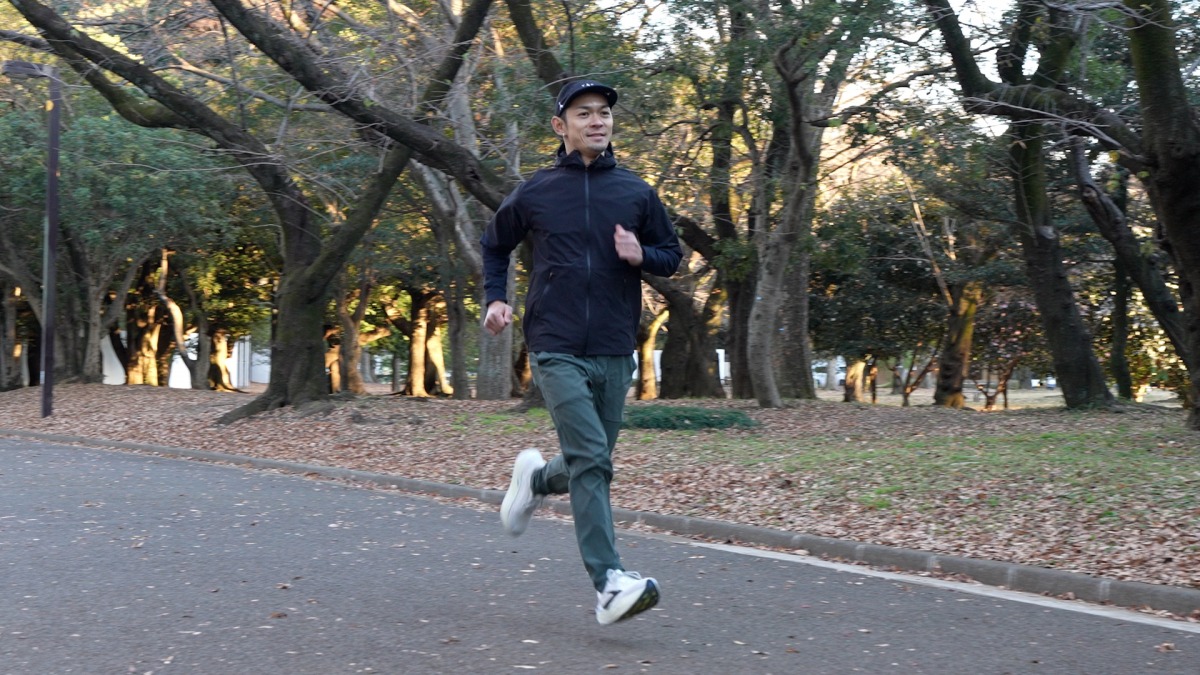 「装着するだけでランニングフォームを改善できるトレーニングギアとは？ザムスト『MOTIONAID THIGH LOAD』徹底解説」の画像