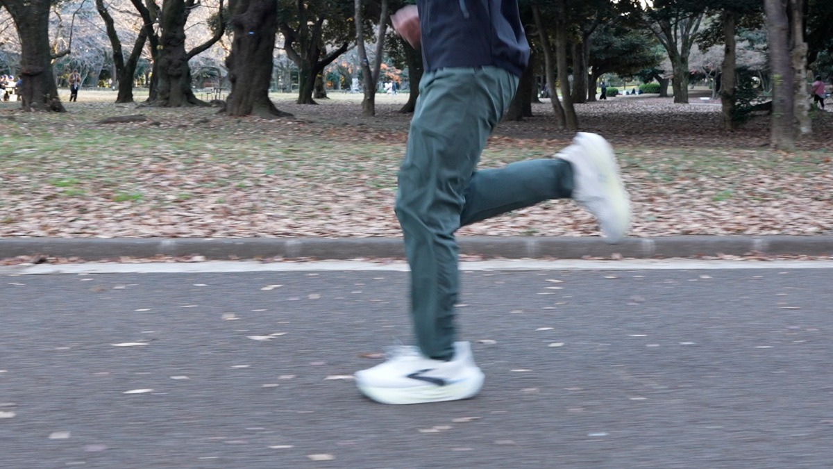 「装着するだけでランニングフォームを改善できるトレーニングギアとは？ザムスト『MOTIONAID THIGH LOAD』徹底解説」の画像