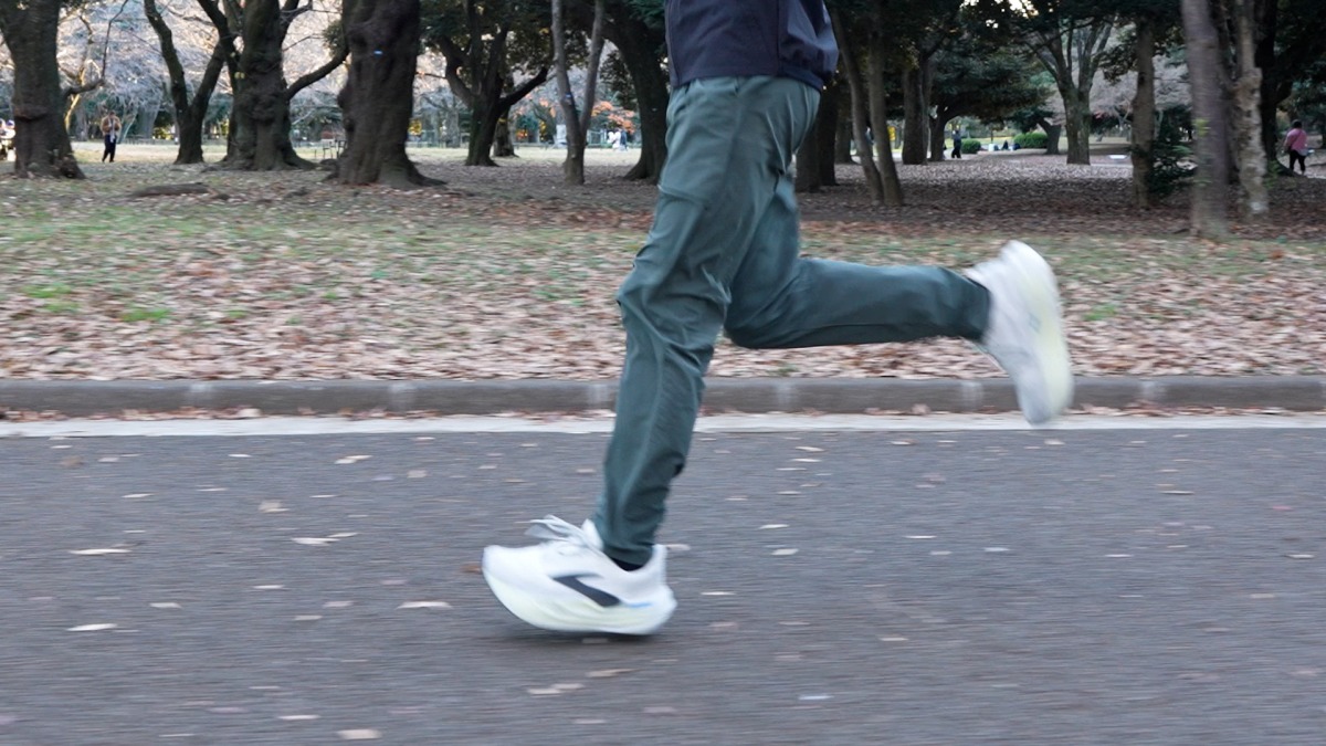 「装着するだけでランニングフォームを改善できるトレーニングギアとは？ザムスト『MOTIONAID THIGH LOAD』徹底解説」の画像