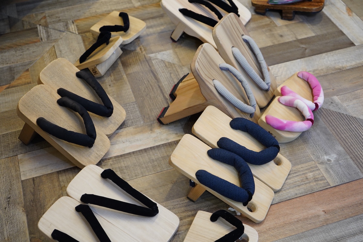 「100足以上の下駄を所有!?“下駄トレ”でカーボンシューズを履きこなすM高史さんのスタメン下駄5選」の画像