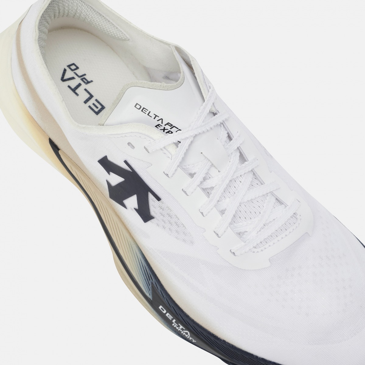 「デサントがトップランナー向けのカーボンシューズ発表!2025年にはマラソン2時間5分台の記録も」の画像