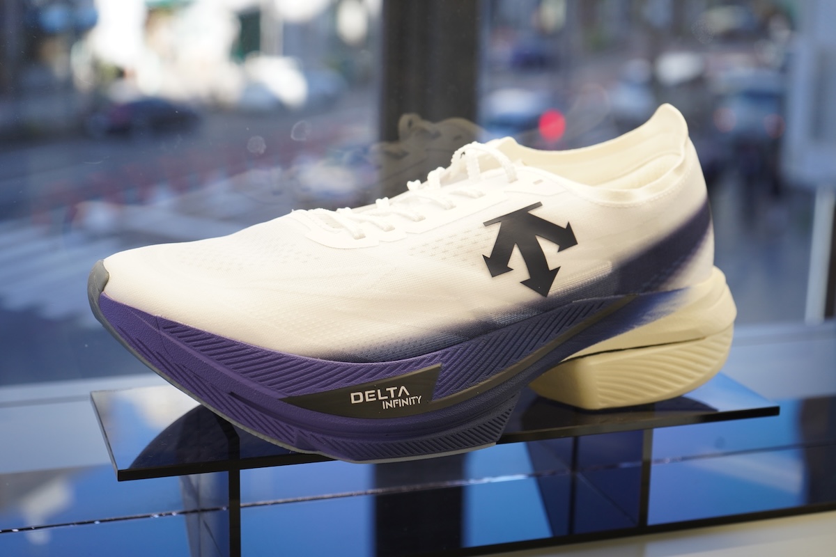 「デサントがトップランナー向けのカーボンシューズ発表!2025年にはマラソン2時間5分台の記録も」の画像