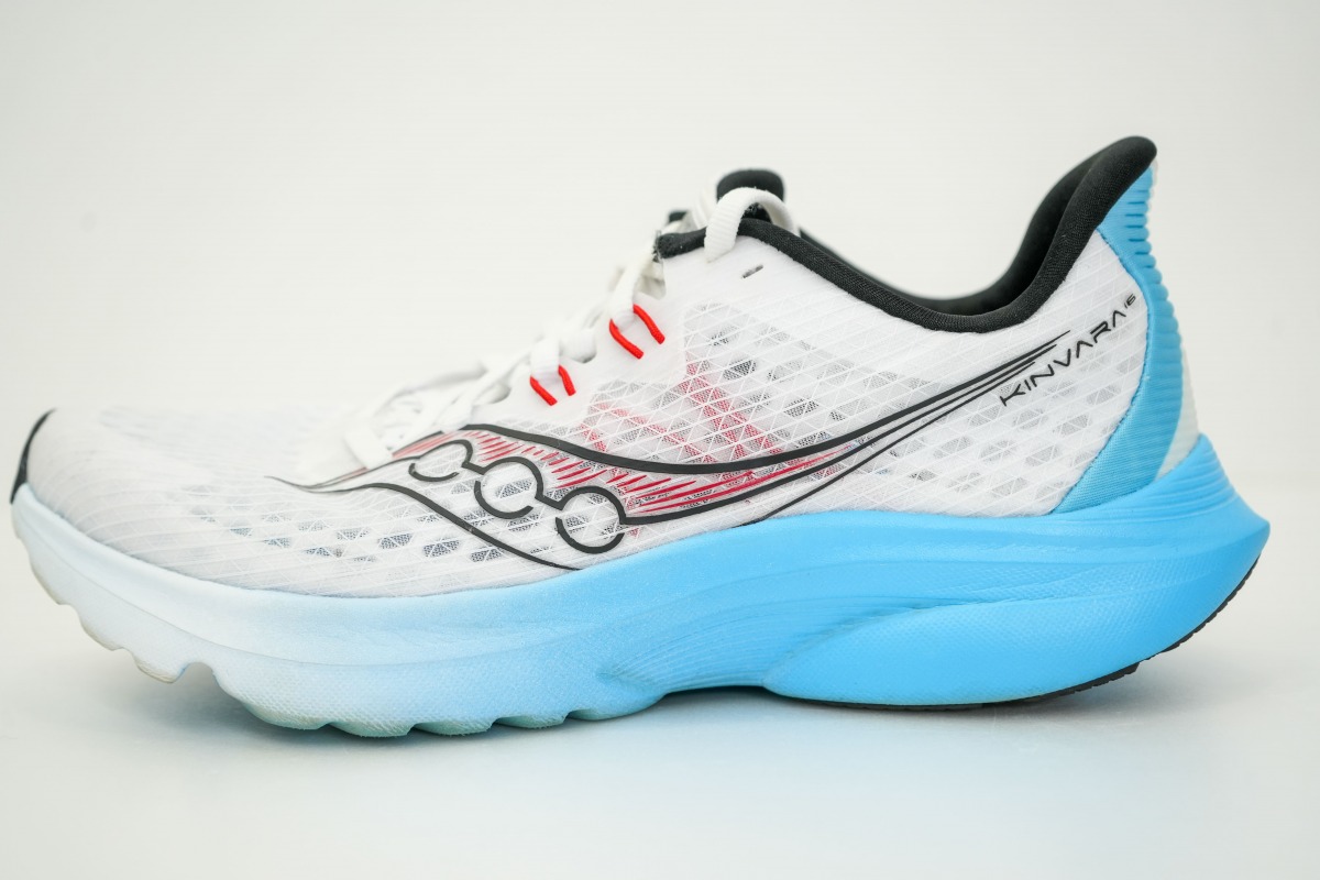 「サッカニー『キンバラ 16』徹底レビュー！厚すぎず、薄すぎない「絶妙なポジション」のシューズとは」の画像