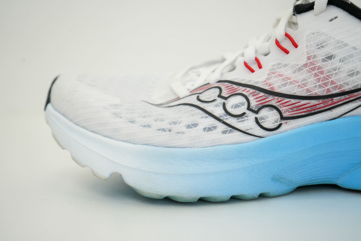 「サッカニー『キンバラ 16』徹底レビュー！厚すぎず、薄すぎない「絶妙なポジション」のシューズとは」の画像