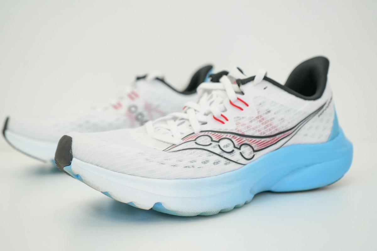 「サッカニー『キンバラ 16』徹底レビュー！厚すぎず、薄すぎない「絶妙なポジション」のシューズとは」の画像