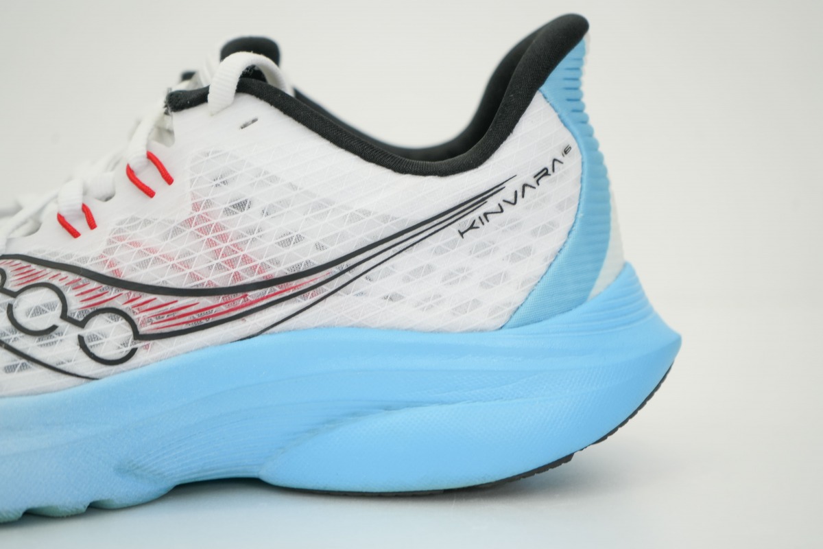 「サッカニー『キンバラ 16』徹底レビュー！厚すぎず、薄すぎない「絶妙なポジション」のシューズとは」の画像