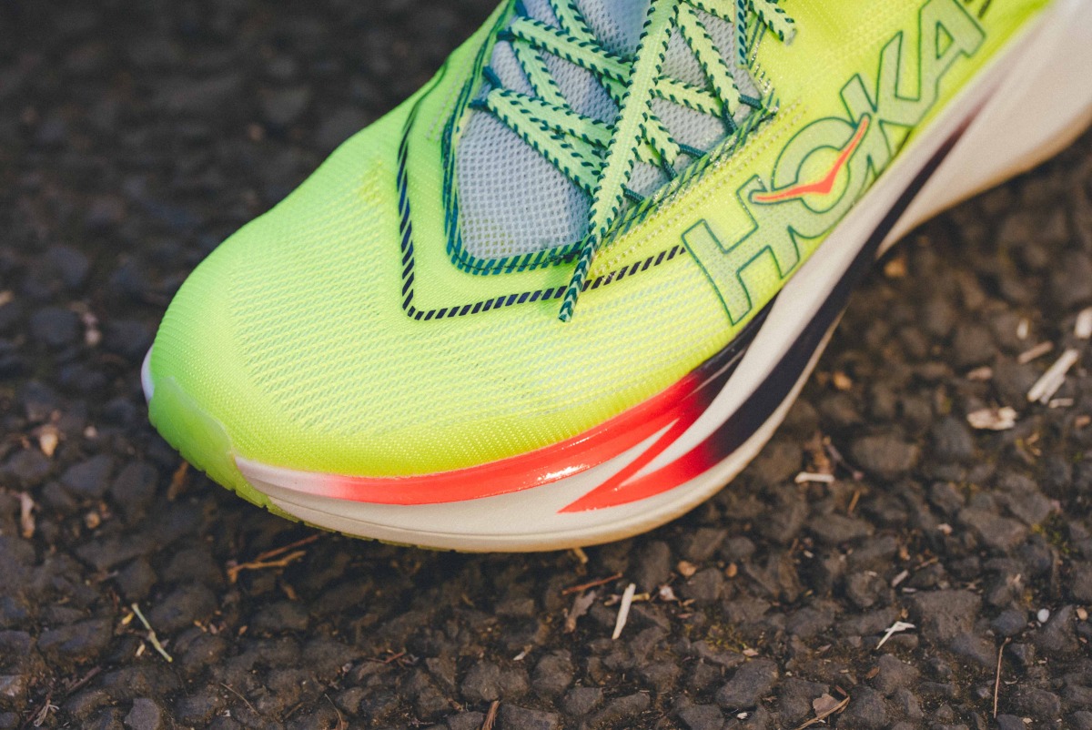 「“エネルギッシュな反発性”がスピードを生み出す。進化したHOKAの最軽量レースシューズ「CIELO X1 3.0」をレビュー」の画像