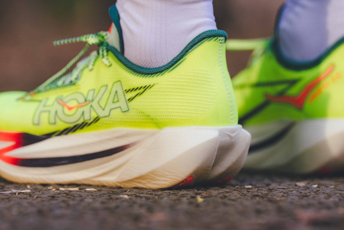 「“エネルギッシュな反発性”がスピードを生み出す。進化したHOKAの最軽量レースシューズ「CIELO X1 3.0」をレビュー」の画像