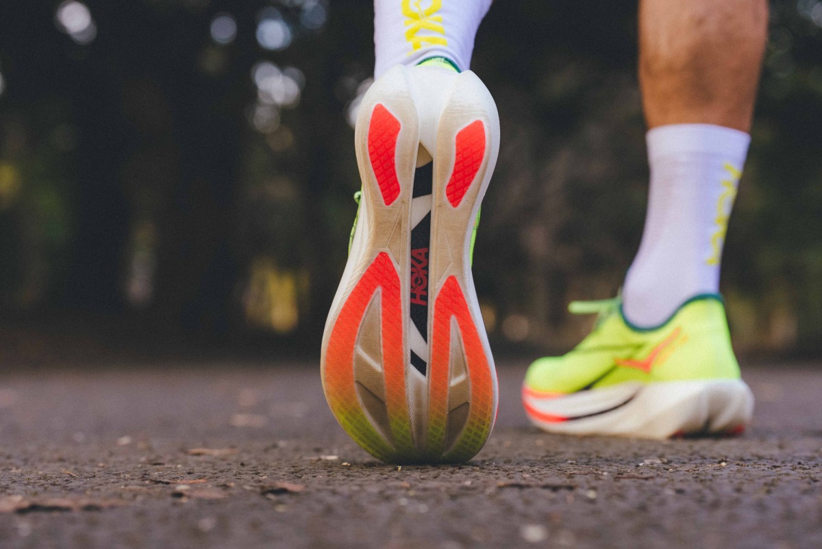 「“エネルギッシュな反発性”がスピードを生み出す。進化したHOKAの最軽量レースシューズ「CIELO X1 3.0」をレビュー」の画像
