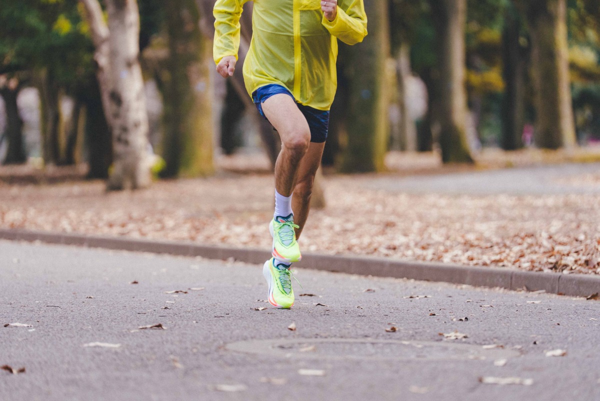 「“エネルギッシュな反発性”がスピードを生み出す。進化したHOKAの最軽量レースシューズ「CIELO X1 3.0」をレビュー」の画像