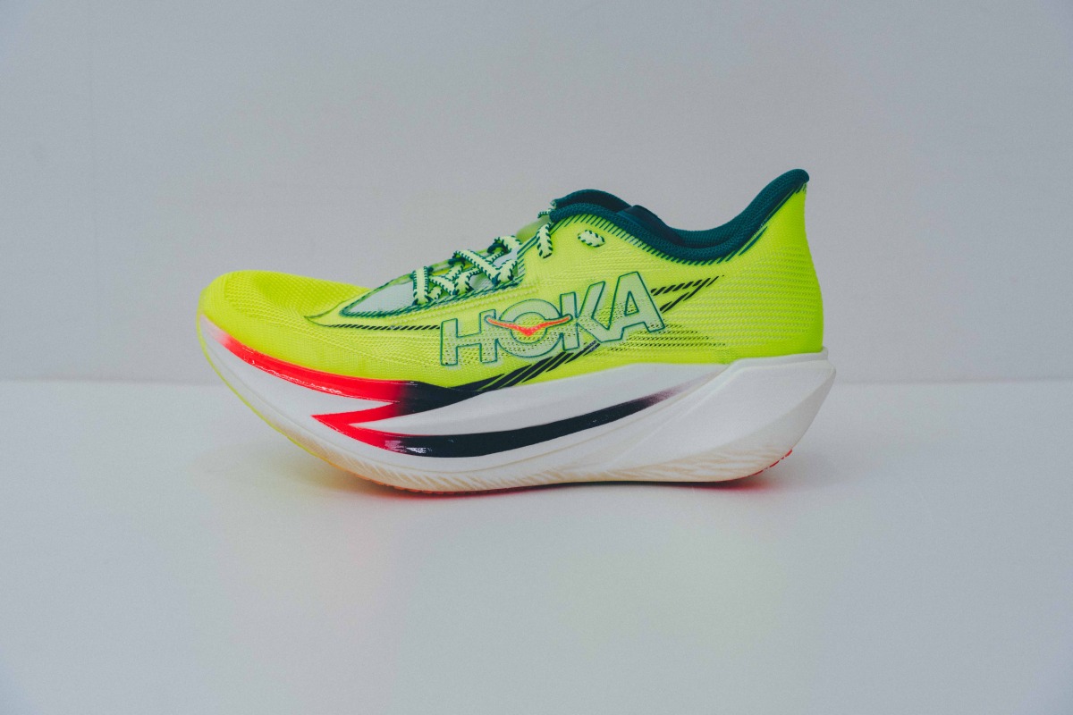 「“エネルギッシュな反発性”がスピードを生み出す。進化したHOKAの最軽量レースシューズ「CIELO X1 3.0」をレビュー」の画像