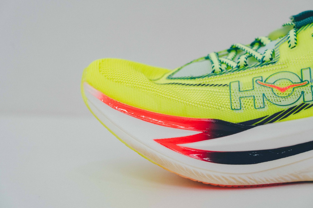 「“エネルギッシュな反発性”がスピードを生み出す。進化したHOKAの最軽量レースシューズ「CIELO X1 3.0」をレビュー」の画像