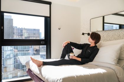 「アシックスから「東京マラソン2026」開催を記念した限定ランニングシューズが登場!「息吹」に着想を得たグラフィックが目を惹くデザイン」の画像