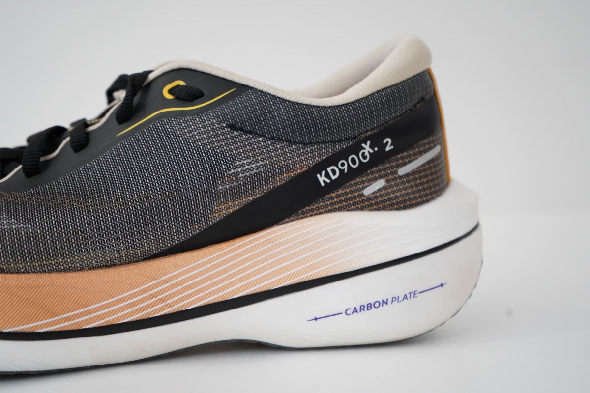 「キプラン『KD900X 2』徹底レビュー！柔らかさと反発を両立したカーボンプレート入りテンポアップシューズ」の画像