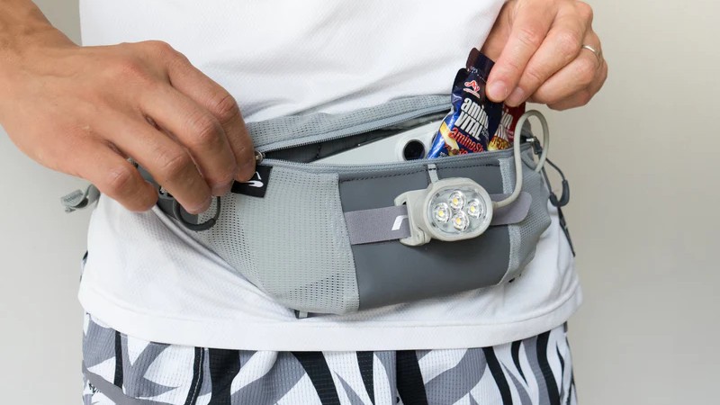 「【マラソン必需品】ランニング中の持ち運び問題を解決！収納機能付きおすすめアイテム3選＋α」の画像