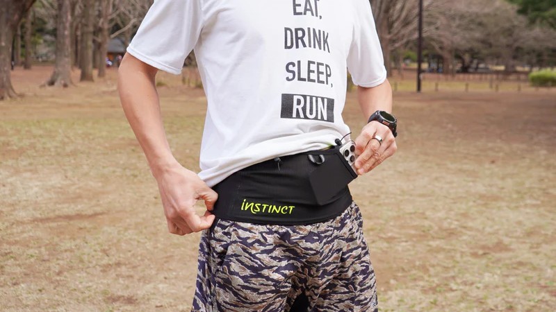 「【マラソン必需品】ランニング中の持ち運び問題を解決！収納機能付きおすすめアイテム3選＋α」の画像