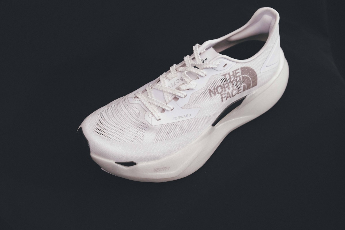 「THE NORTH FACE『VECTIV Forward』徹底解説！トレイルランニング由来の安定性がロードランニングシーンを彩る」の画像