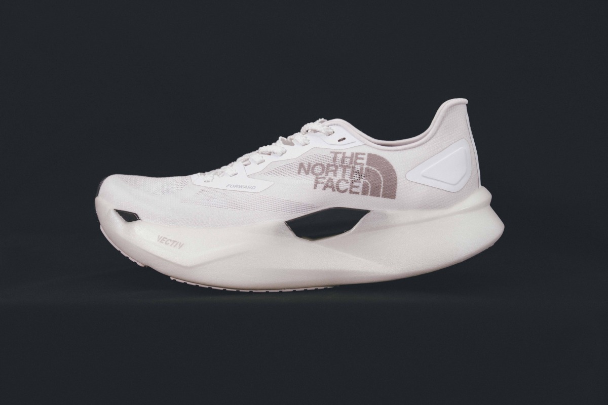 「THE NORTH FACE『VECTIV Forward』徹底解説！トレイルランニング由来の安定性がロードランニングシーンを彩る」の画像