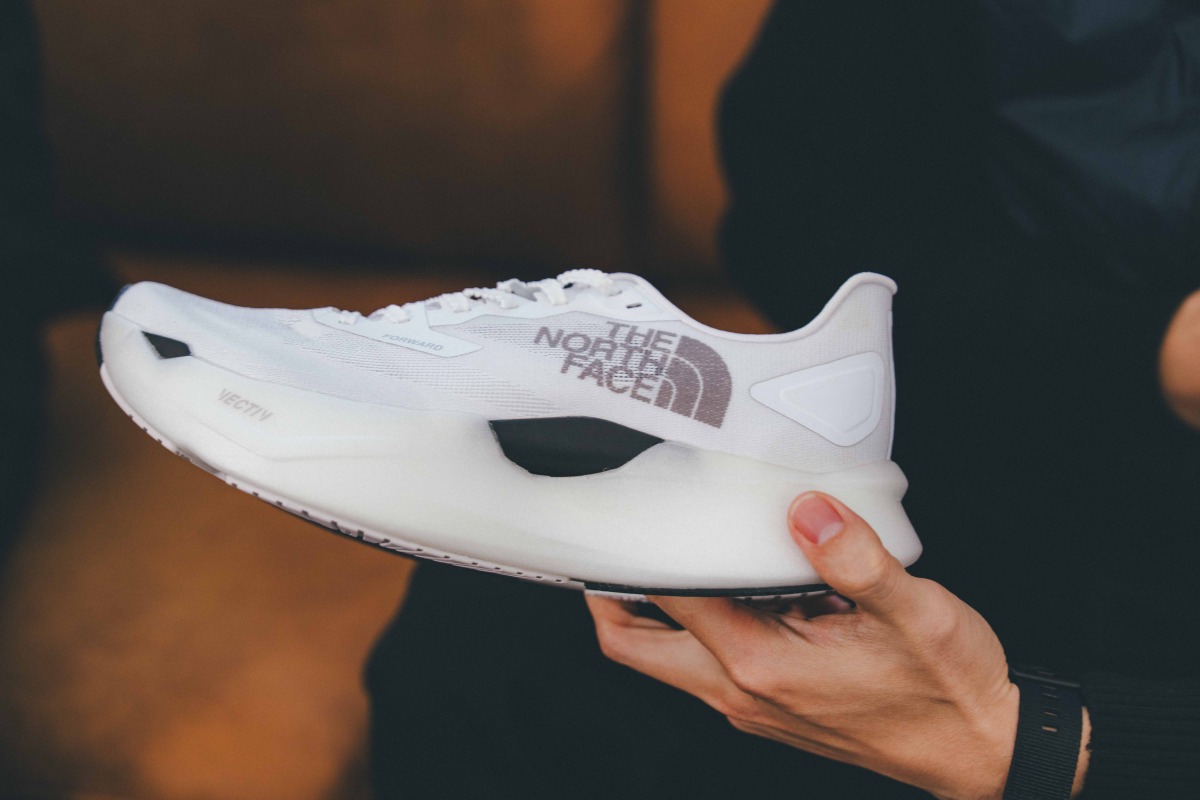 「THE NORTH FACE『VECTIV Forward』徹底解説！トレイルランニング由来の安定性がロードランニングシーンを彩る」の画像
