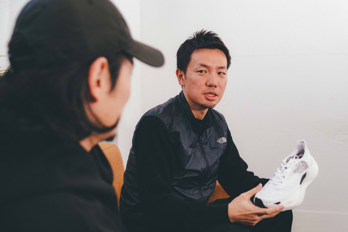 「THE NORTH FACE『VECTIV Forward』徹底解説！トレイルランニング由来の安定性がロードランニングシーンを彩る」の画像