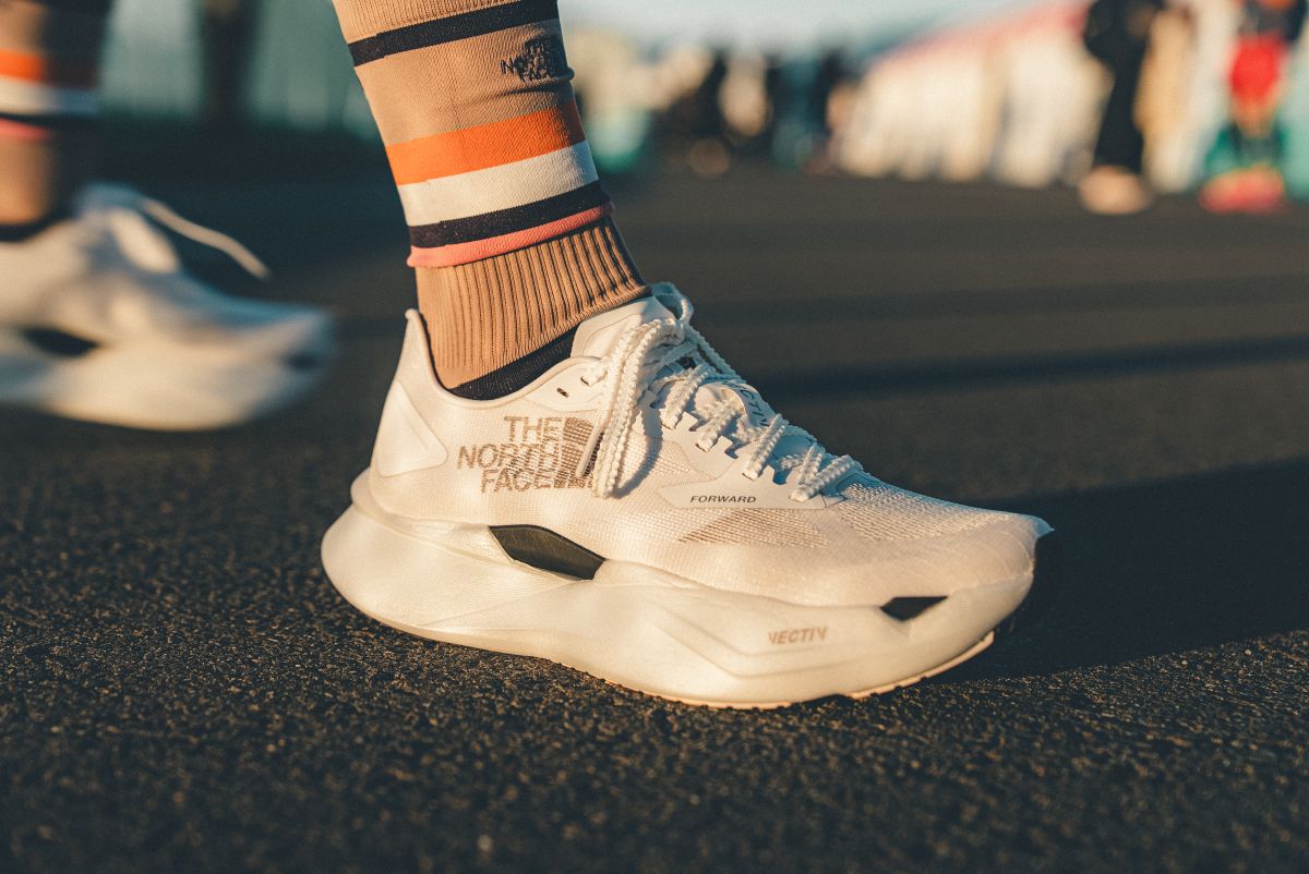 「THE NORTH FACE『VECTIV Forward』徹底解説！トレイルランニング由来の安定性がロードランニングシーンを彩る」の画像