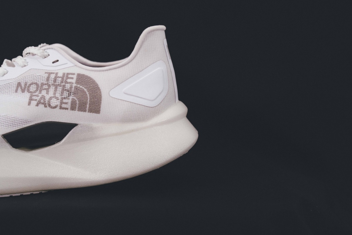 「THE NORTH FACE『VECTIV Forward』徹底解説！トレイルランニング由来の安定性がロードランニングシーンを彩る」の画像