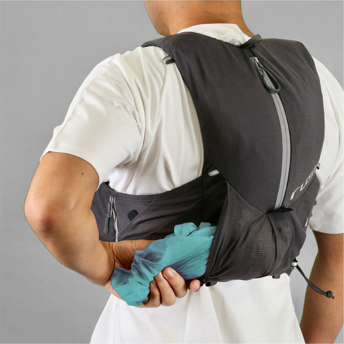 「【マラソン初心者必見】補給食・防寒具をどう持ち運ぶ？フルマラソン初挑戦ランナーにこそ知ってほしい『ザック』という選択肢」の画像