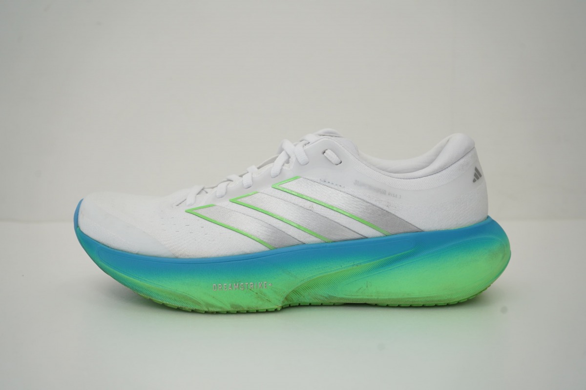 「アディダス『スーパーノヴァ ライズ 3』徹底レビュー!ジョギングから流し、サブ4ランナーのレースまでカバーするデイリートレーナー」の画像