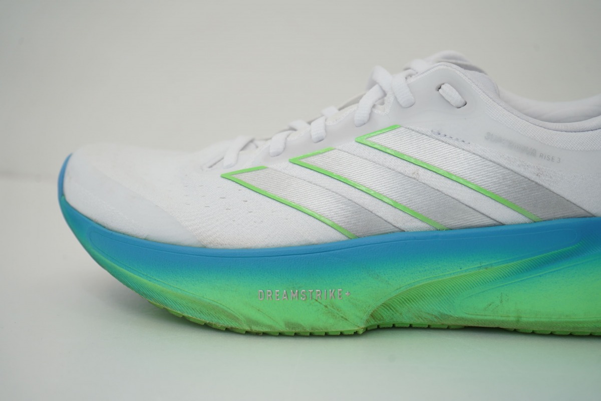 「アディダス『スーパーノヴァ ライズ 3』徹底レビュー!ジョギングから流し、サブ4ランナーのレースまでカバーするデイリートレーナー」の画像