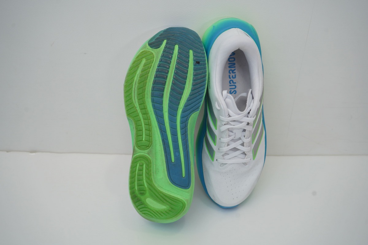 「アディダス『スーパーノヴァ ライズ 3』徹底レビュー!ジョギングから流し、サブ4ランナーのレースまでカバーするデイリートレーナー」の画像